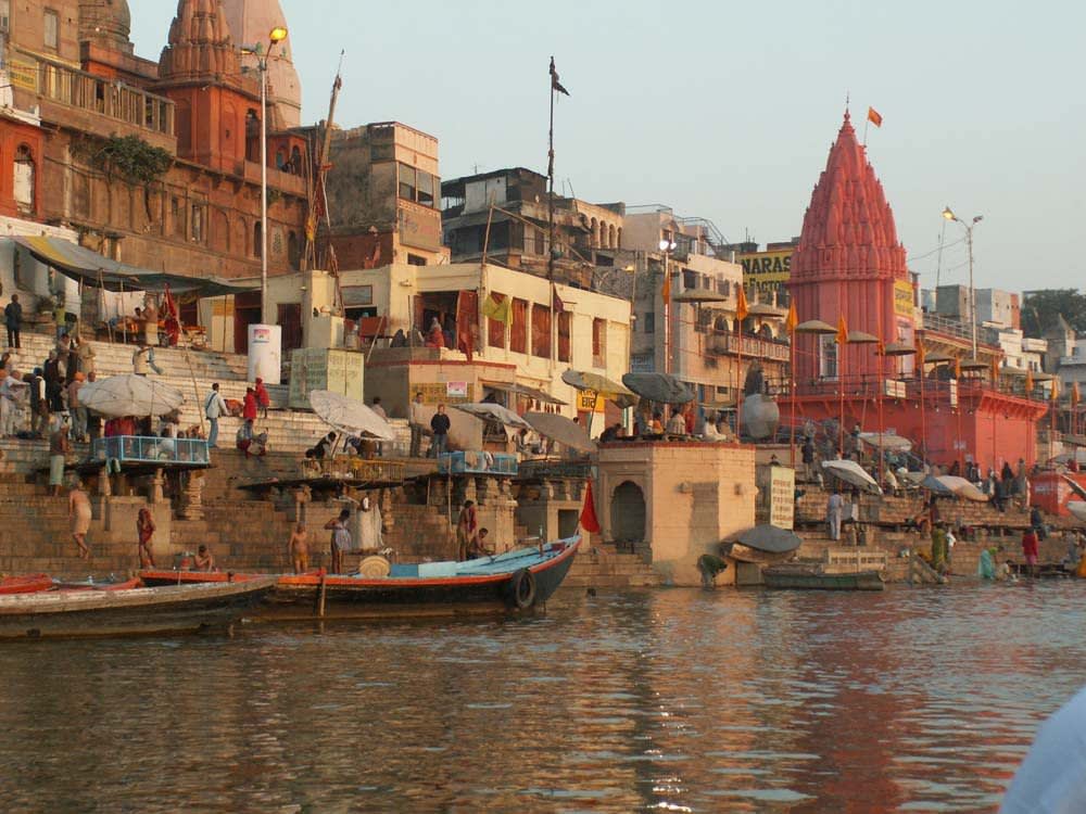 Ghats in Varanasi und der Ganges