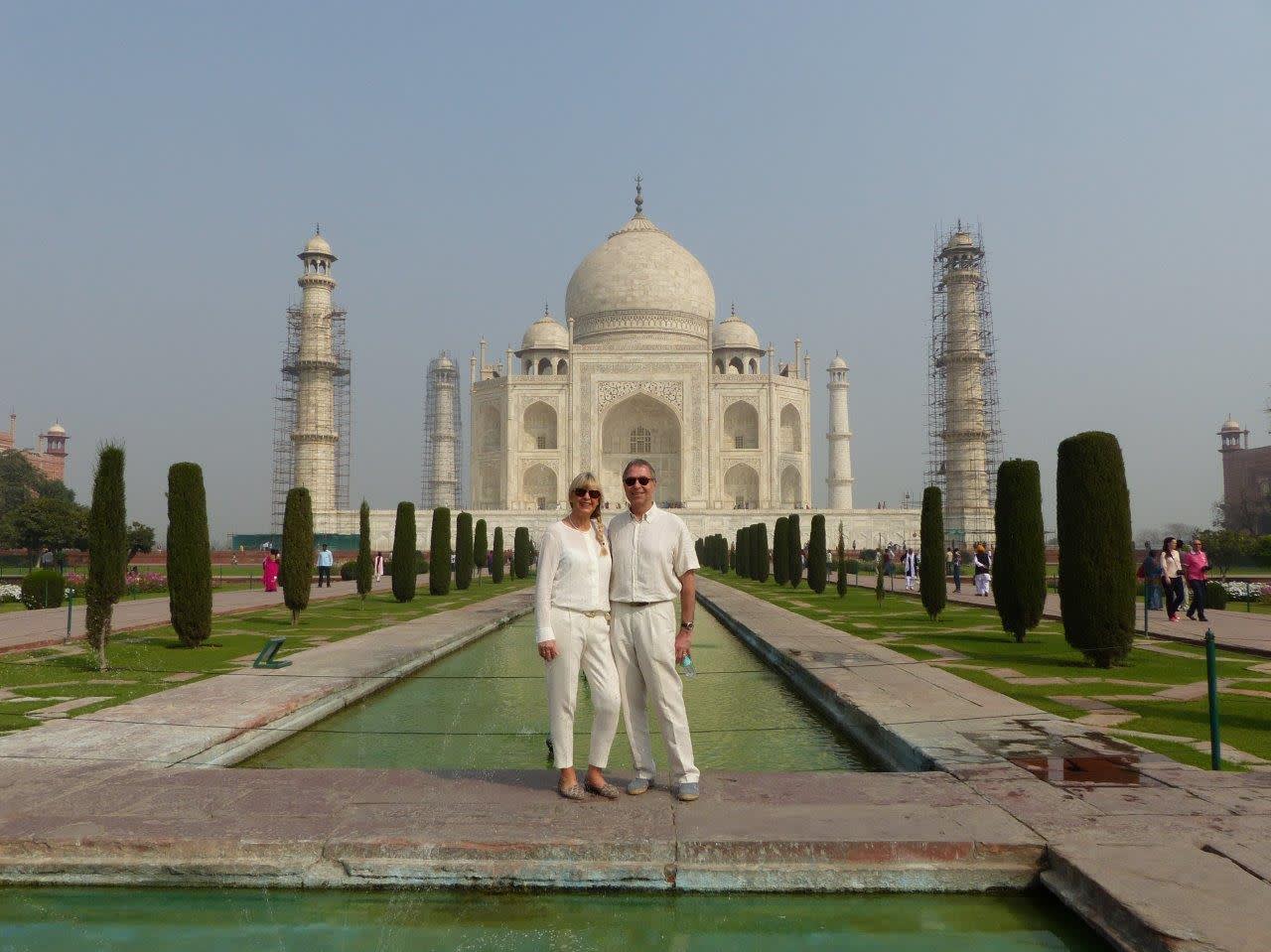 Unsere Nordindien- und Goa Urlaub Erfahrungen: Vor dem Taj Mahal