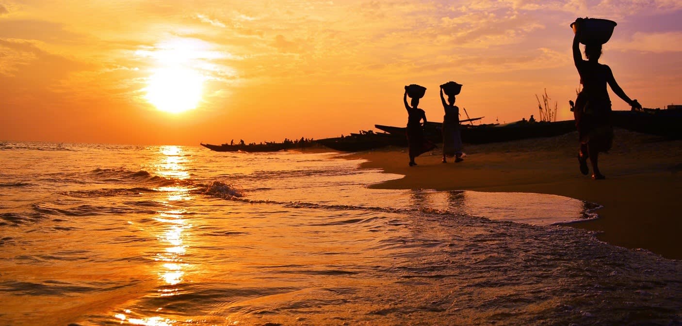 indian-women-carrying-baskets-beach-india-shutterstock_135325466