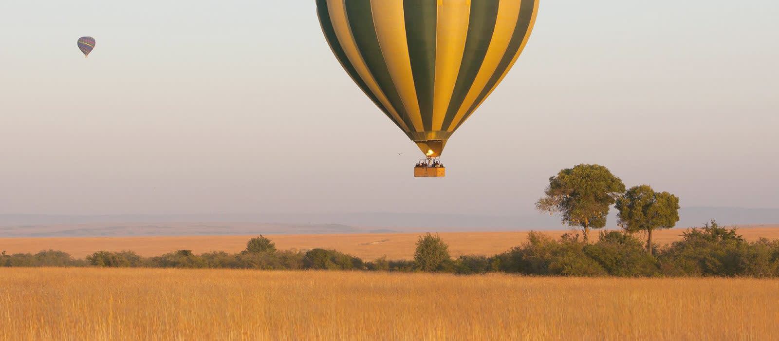 Heißluftballon über einer Steppenlandschaft