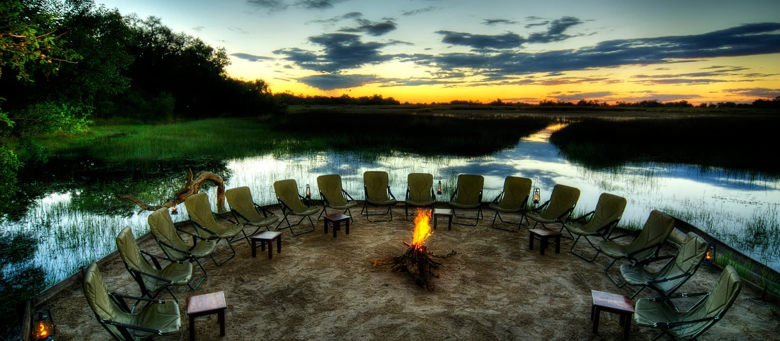 Lagerfeuer am Ufer im Kanana Camp, Okavango Delta