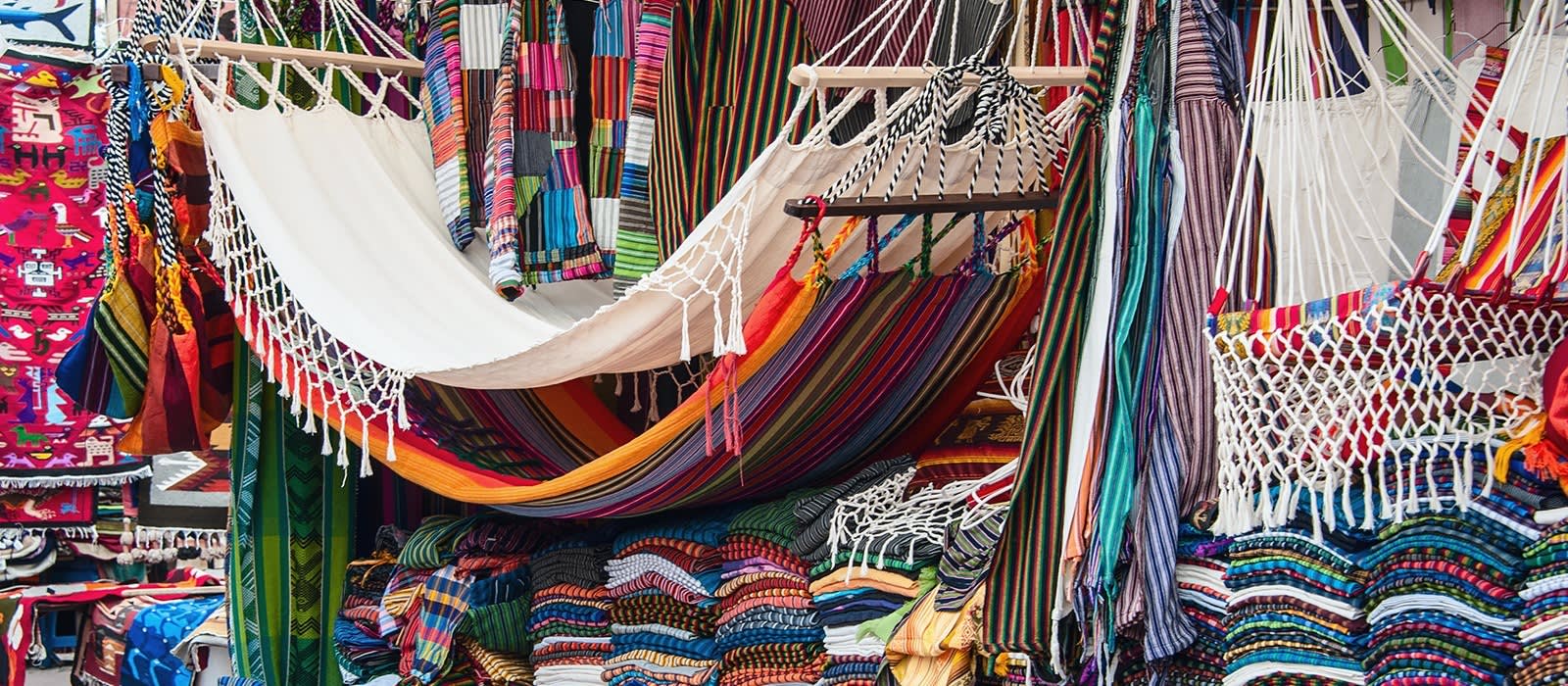 Farbenfroher Marktstand in Otavalo