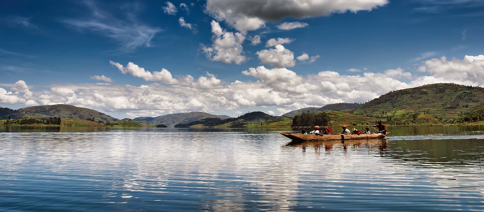 Enchanting Travels Uganda Tours Bunyonyi lake Uganda Safarireise: Primaten und wilde Landschaften