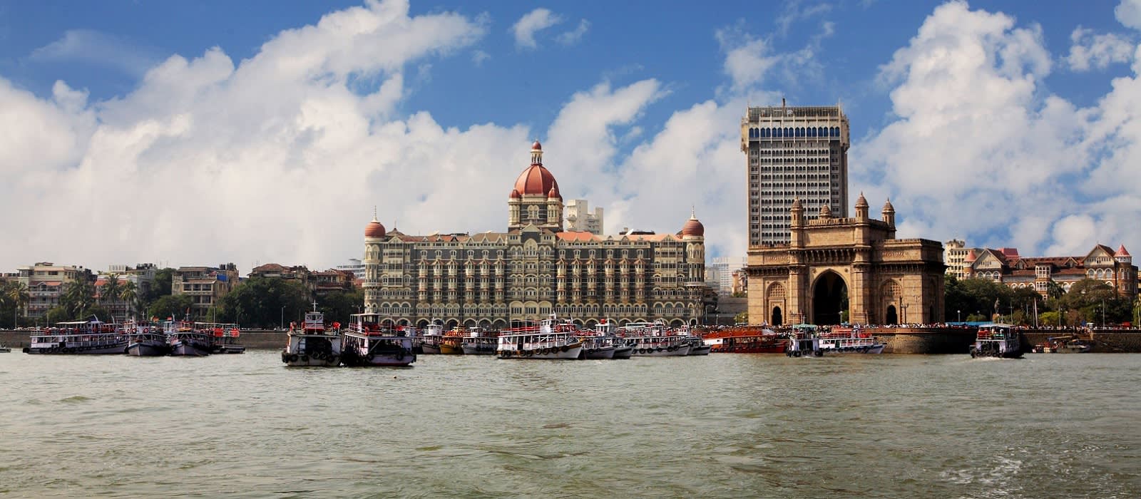 Blick vom Fluss auf Boote und Skyline von Mumbai