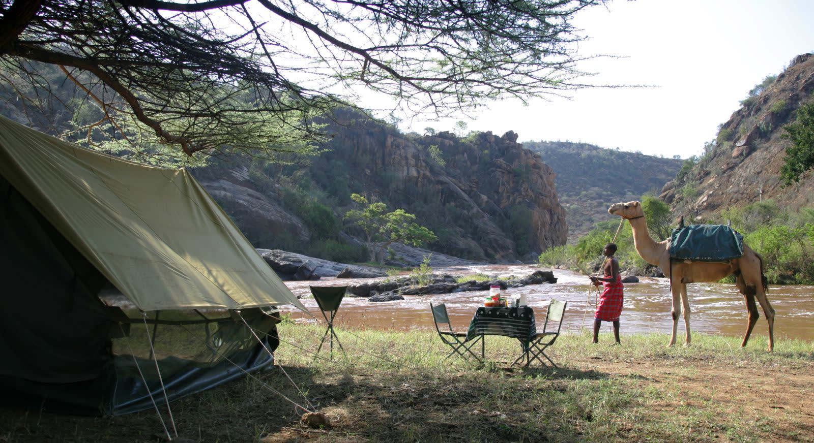 Fly Camping - beobachten sie wie die Samburu, ihre Tiere zu einem nahegelegenen Flüssen gleiten