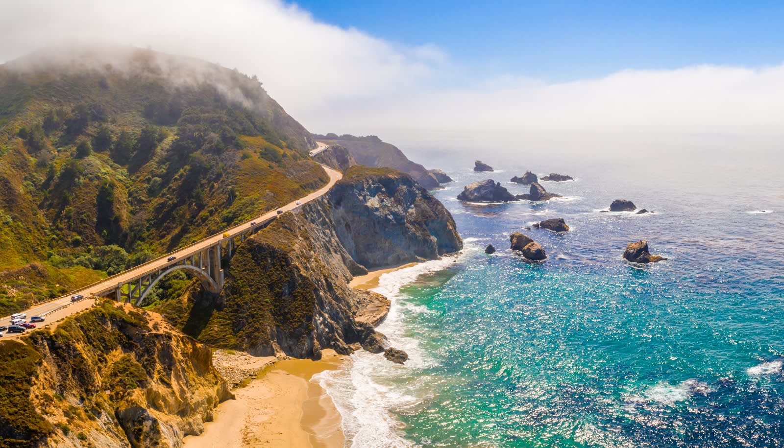 Vista de Arial da ponte California Bixby em Big Sur, no Condado de Monterey, ao longo da rota estadual 1 dos EUA, a estrada do oceano.