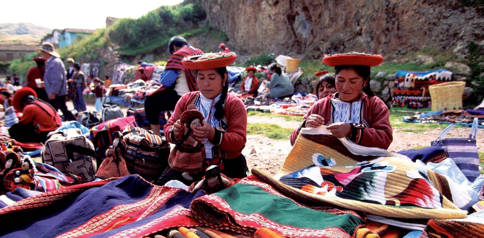 Peru Sehenswürdigkeiten: Markt mit traditionell gekleideten Marktfrauen und Waren