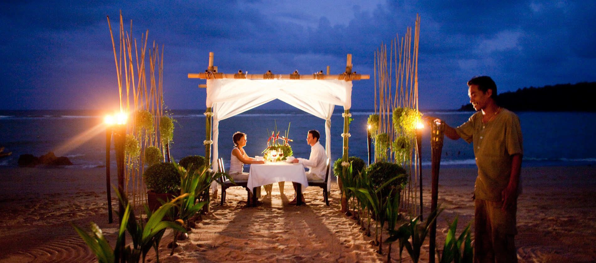 Romantisches Dinner am Strand der Ulruabsinsel Koh Samui in Thailand