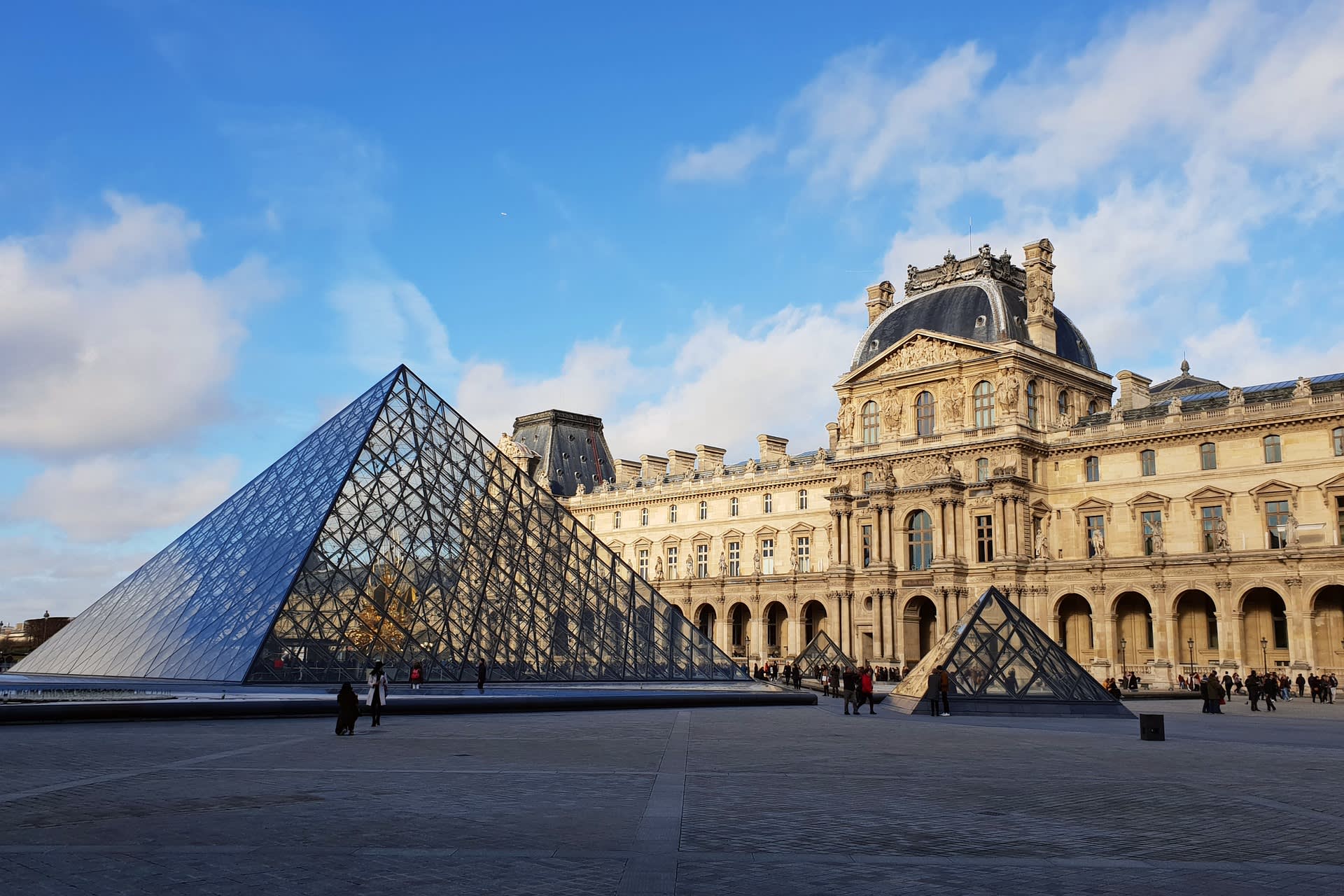 El Louvre en otoño, París - Descubre la mejor época para visitar París