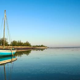 Idyllisch: Boot an einer Bucht der Pemba Insel