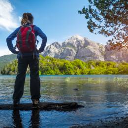 Wanderin am Seeufer vor den Bariloche-Bergen in Argentinien