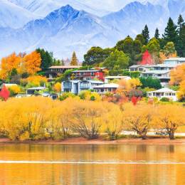 Wanaka-Bäume im Herbst am Ufer des Wanaka-Sees in Wanaka, Neuseeland