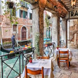 Cafe in Venedig bei Sonnenschein