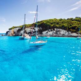 Segelboote in einer Bucht, Paxos, Griechenland