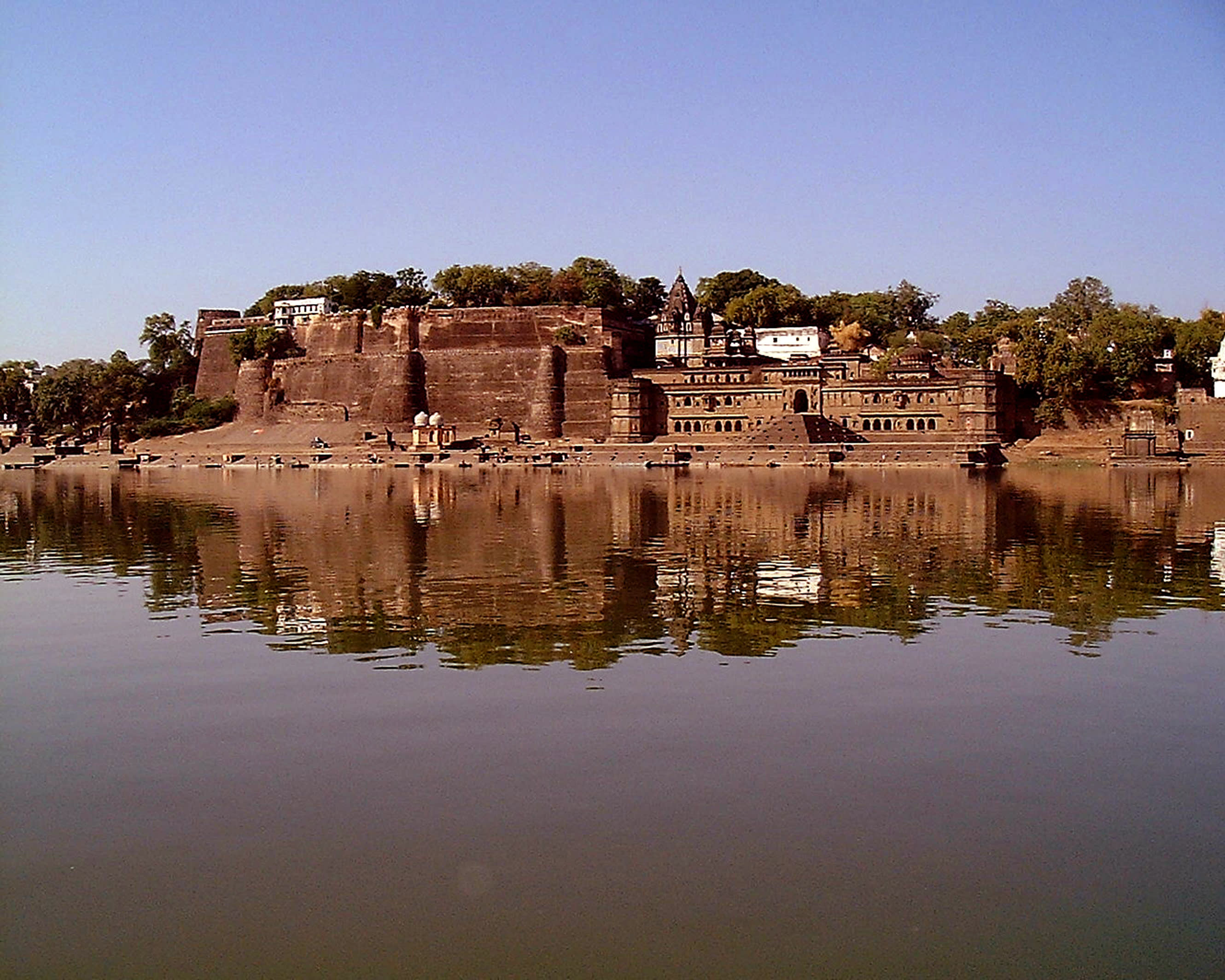 Blick auf das Ahilya Fort vom Narmada-Fluss