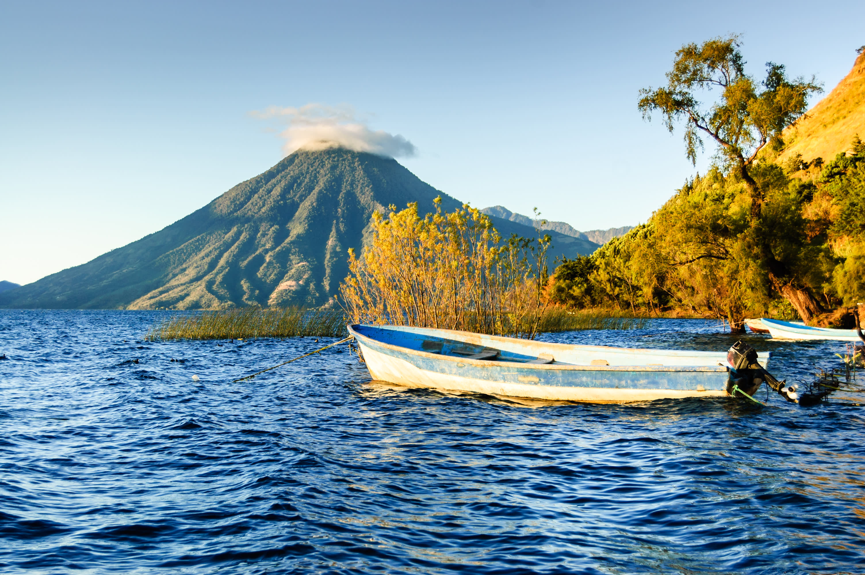Aktiver Vulkan mit See im Vordergrund, Guatemala