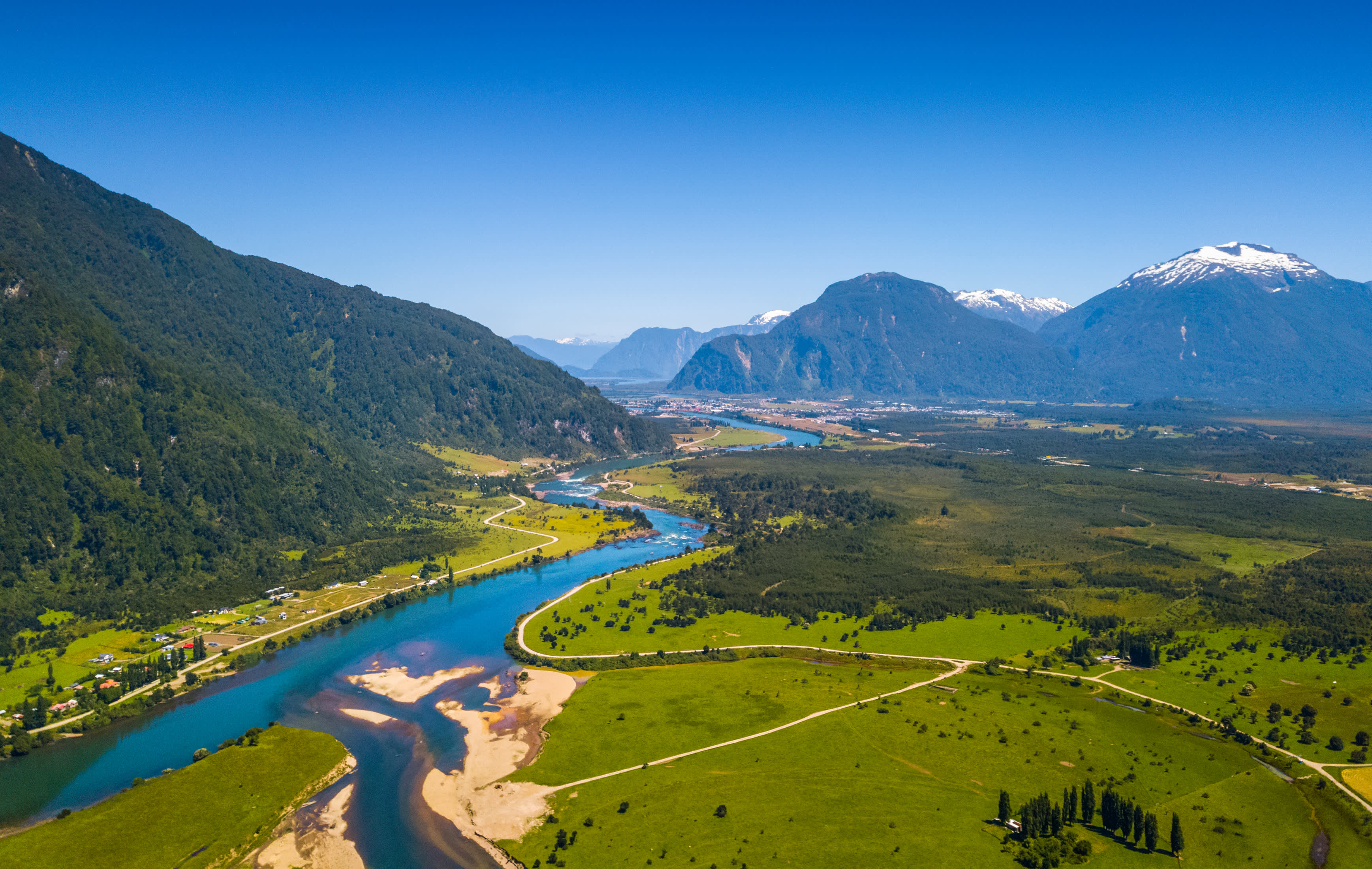 Vista-aerea-del-valle-verde-con-rio-y-montañas-cerca-del-pueblo-de-Puerto-Aysen-Chile-Sudamerica Aysén Chile América del Sur