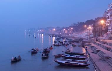 Ruderboote in der Dämmerung auf dem Ganges in Varanasi, Indien