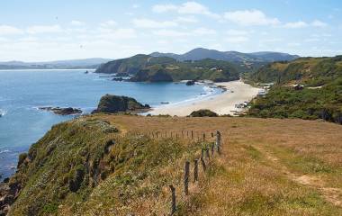 Ursprüngliche Küstenlandschaft mit Strand und Gebirge auf der Isla Grande de Chiloé, Chile