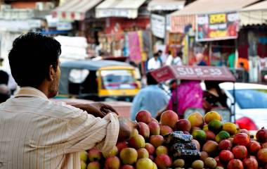 Verkäufer an Straßenstand in Delhi, Indien
