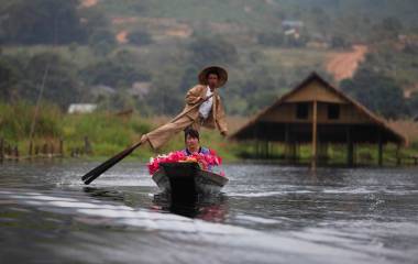 Mann steuert Kanu auf dem Inle-See in Myanmar