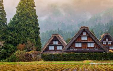 Enchanting Travels Japan Tours Tradicional e histórico pueblo japonés Shirakawago en la temporada de otoño