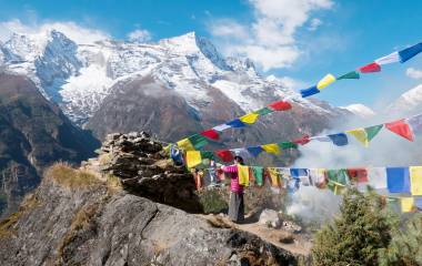Nepalische Frauen ersetzen Gebetsfahnen, Sagarmatha Park, Himalayas, Nepal