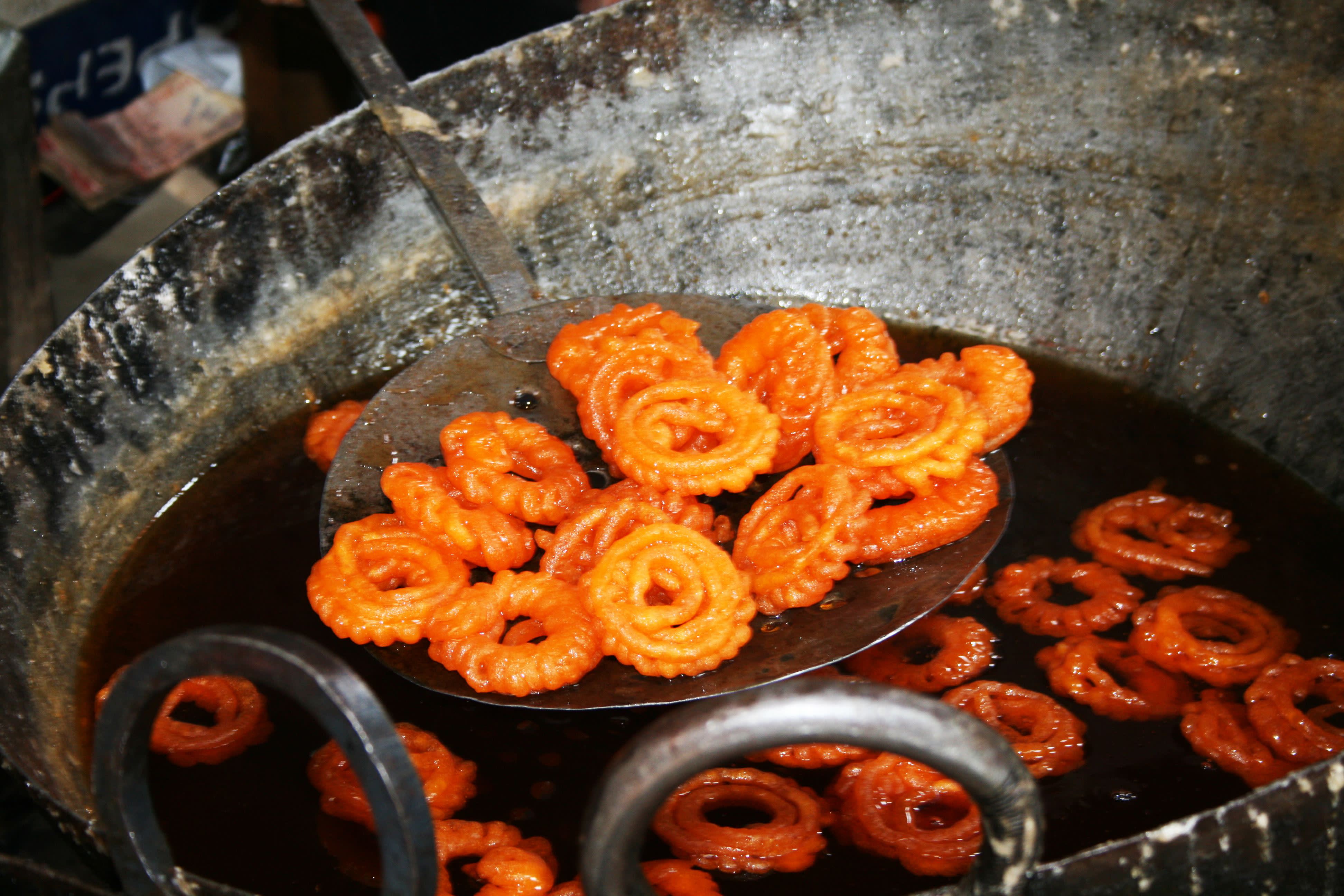 Jalebi an einem Street Food Stand auf Indienreisen