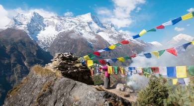 Nepalische Frauen mit Gebetsfahnen, Sagarmatha Park, Himalayas, Nepal Rundreise