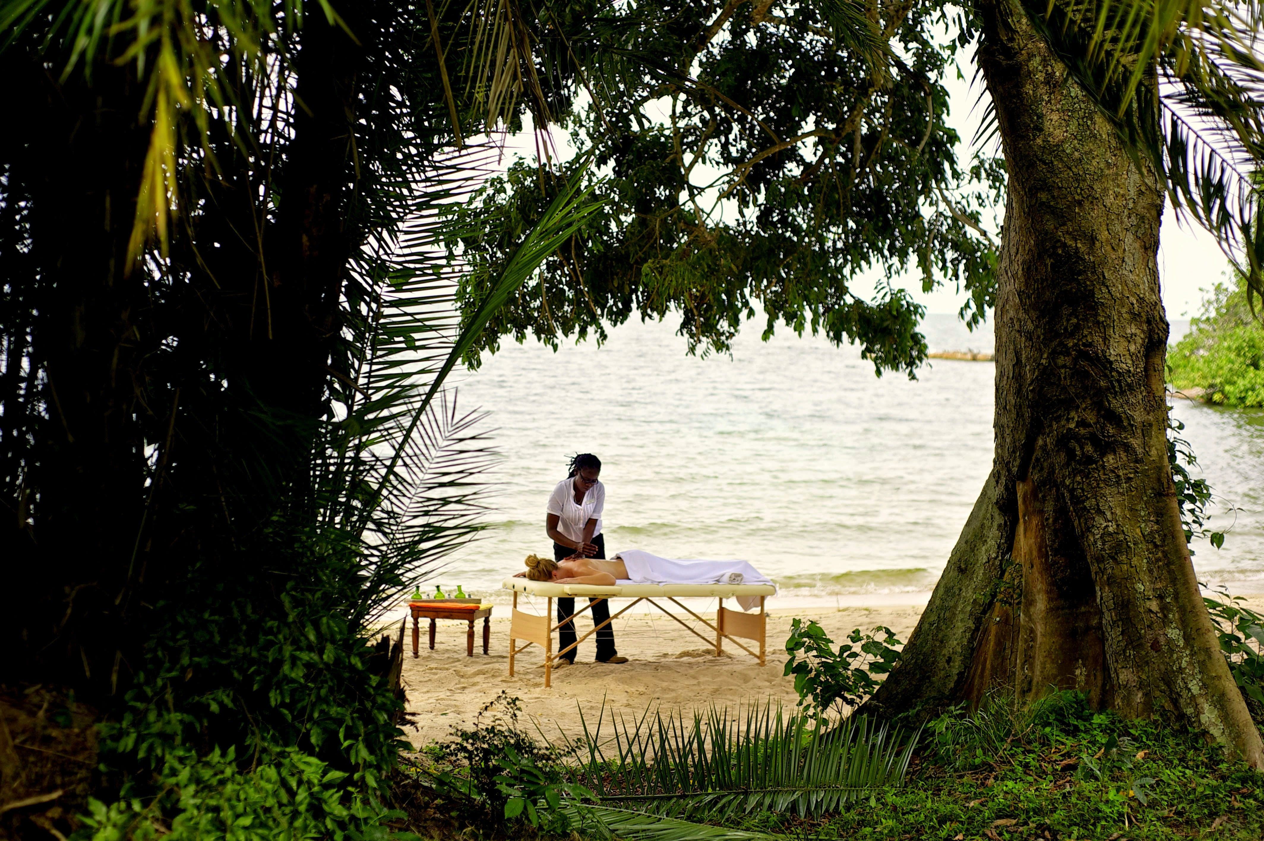 Massage am Strand, Tansania 