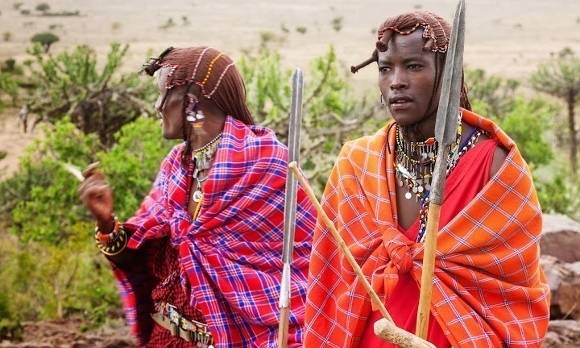 Zwei Massai Krieger in traditionellem Gewand