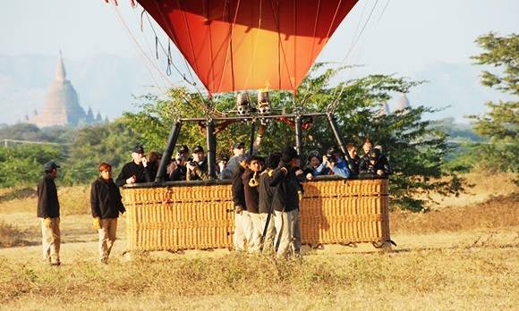 Ein Ballon in Bagan landet gerade