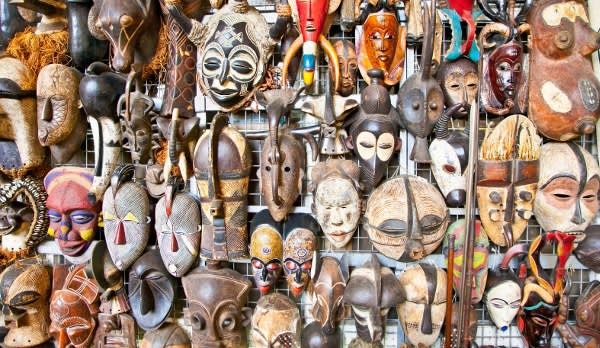 Bunte Auswahl von traditionellen Masken an einem Marktstand in Nairobi, Kenia