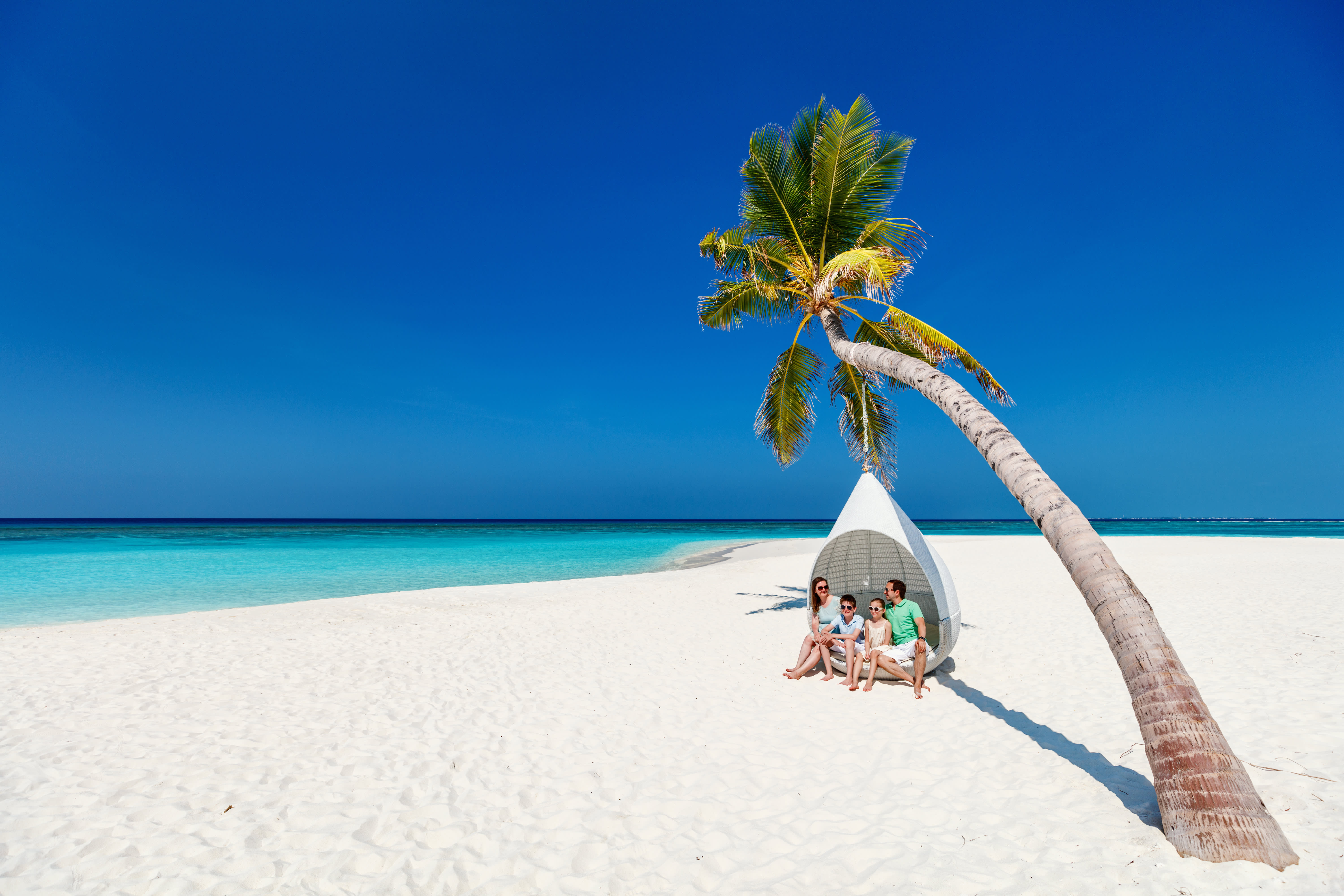 Feliz,Hermosa,Familia,En,A,Tropical,Playa,Vacaciones Cómo viajar con niños: consejos de expertos
