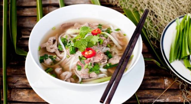 Ein dampfende Teller der Pho Nudelsuppe - darf in meinem Vietnam Reisebericht nicht fehlen