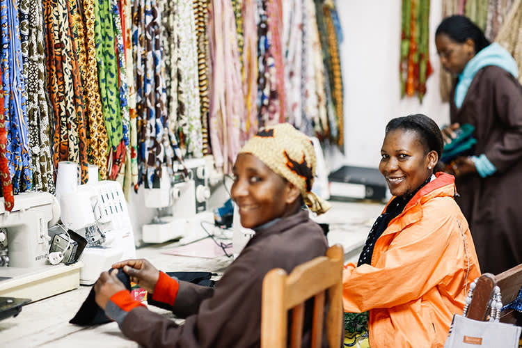 Zwei Näherinnen verarbeiten Stoff in Shanga in Arusha, Tansania