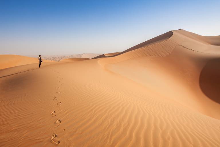 Pegadas de mulheres no deserto da Arábia