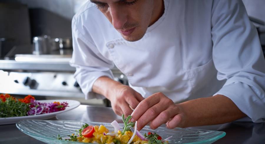 Chefkoch in Peru bereitet Ceviche zu