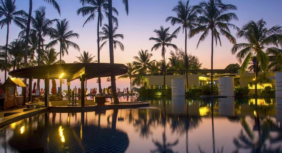 Hotel mit Pool bei Sonnenuntergang