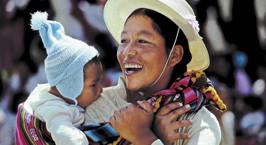 Traditionell gekleidete Bolivianerin mit Baby