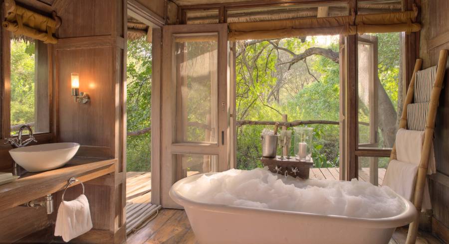 Luxus-Badezimmer mit Badewanna in der Lake Manyara Tree Lodge