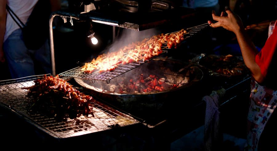 Südostasiatisches Street Food: Gegrilltes Fleisch auf einem Nachtmarkt in Vietnam