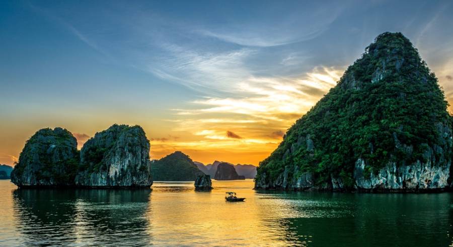 Hermosa puesta de sol en la bahía de Halong, Guía de viajes de Vietnam, Enchanting Travels