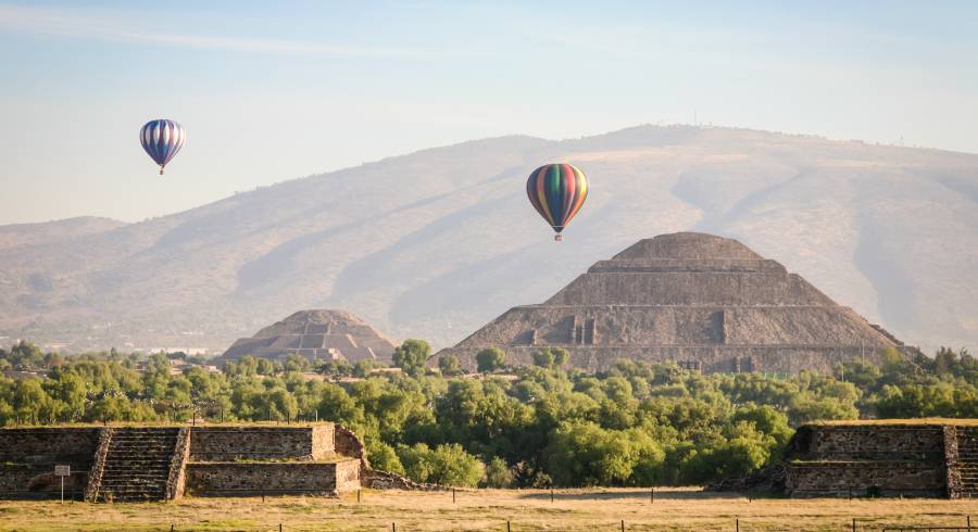 Hot air ballons over the pyramids of Teotihuacan in Mexico Tours, Central America