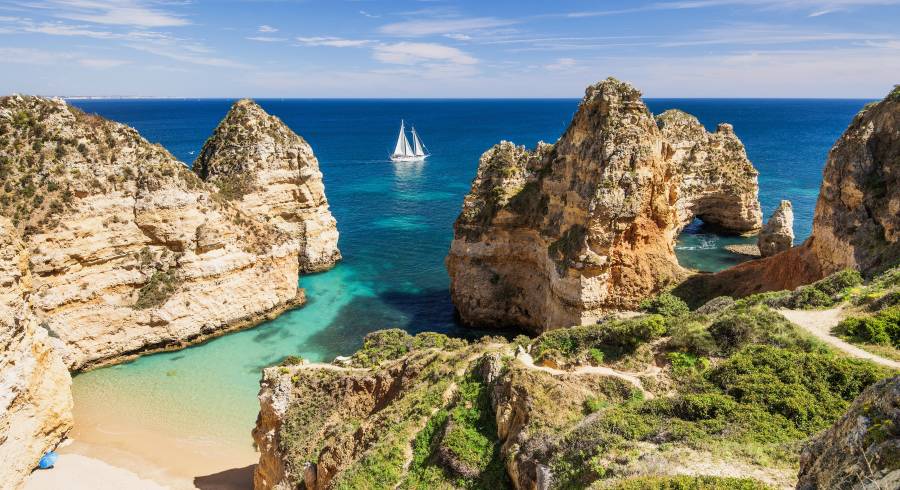 Baía perto da cidade de Lagos, região do Algarve, Portugal