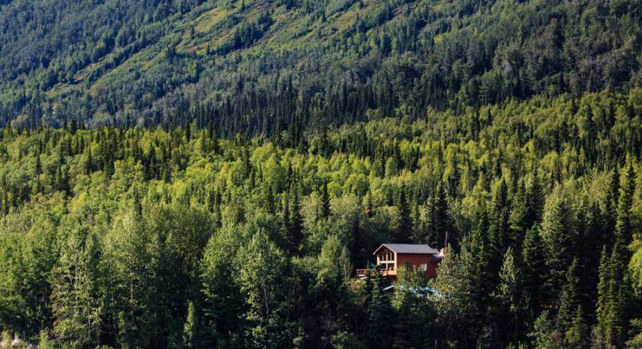 Einsame Berghütte in der Wildnis von Alaska