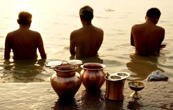 Drei Männer am Ganges in Varanasi, Indien