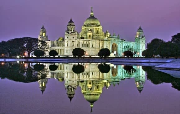 Abendlich beleuchteter Palast in Kalkutta, Ostindien 