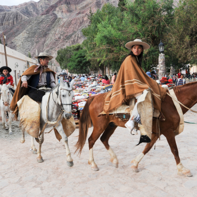 Gauchos zu Pferde in Purmamarca in der Provinz Jujuy Argentinien