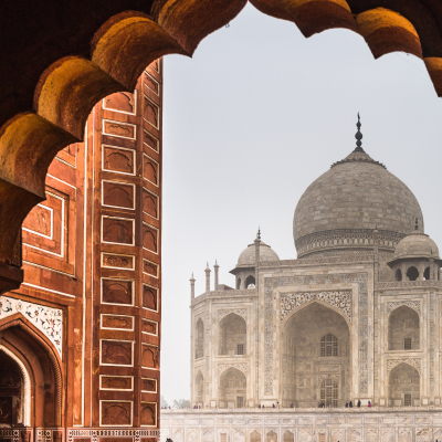 Blick durch das Eingangstor des Taj Mahal mit dem Taj Mahal im Hintergrund